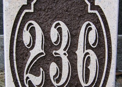Gravure sur pierre pour numéro civique | Sciage de béton J.Vaillancourt et fils inc.
